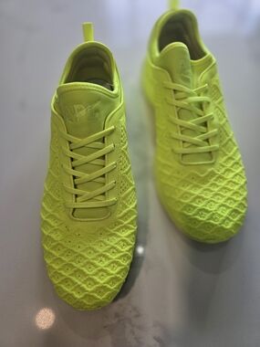 APL Size 14 Like New Neon Yellow Techloom Tracers